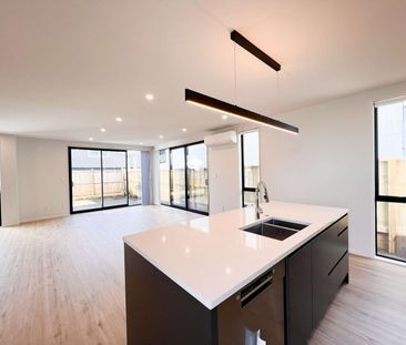 Stylish 4 Bedroom with Study Home in Prime Hillsborough Location - Photo 5