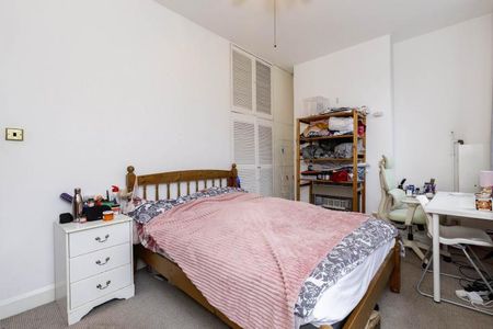 Spacious 3 bedroom property located in Highbury close to Arsenal Station - Photo 4