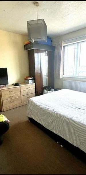 Room in a Shared Flat, Wendover Court, W3 - Photo 1