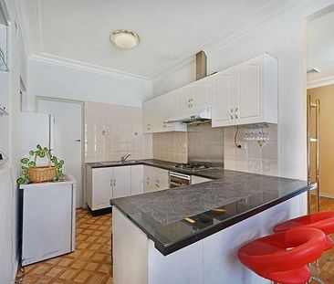 Large 4 Bedroom House for lease now - Photo 2