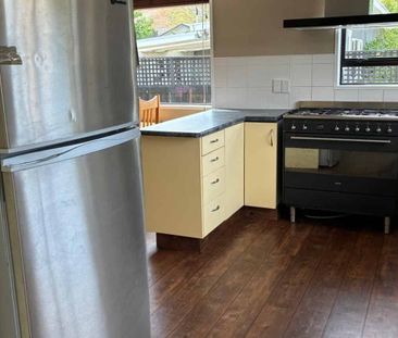 Three-bedroom Cromwell home with conservatory, fenced yard, and pet... - Photo 1