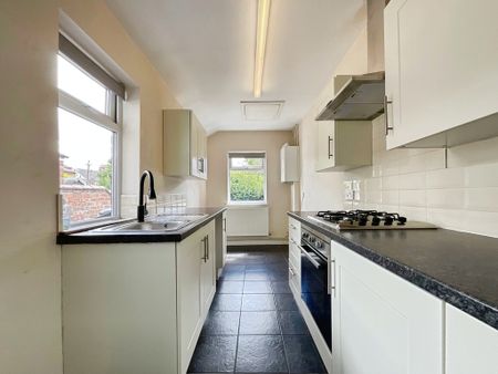 2 bedroom Mid Terraced House to let - Photo 2