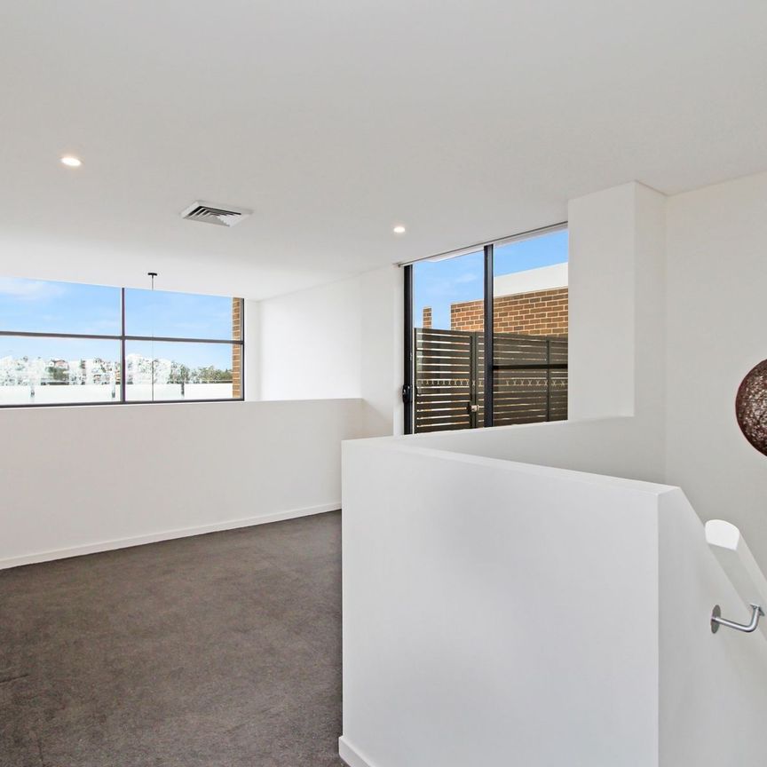 Top Floor! Penthouse 2 Bed plus another room on rooftop level. - Photo 1