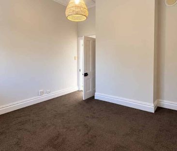 Tidy unit and great location! - Photo 2
