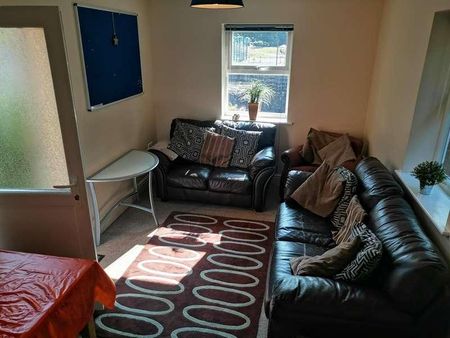 Bedroom House In Bournemouth, BH9 - Photo 2