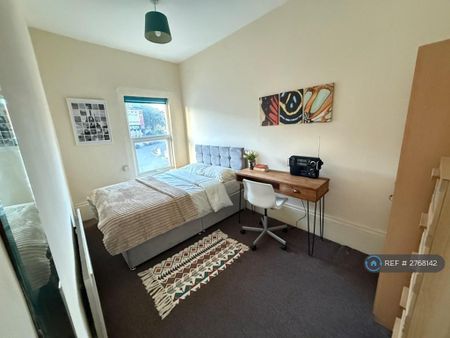 1 bedroom in a flat share to rent - Photo 2