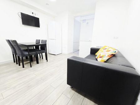 2 bedroom flat to rent - Photo 2