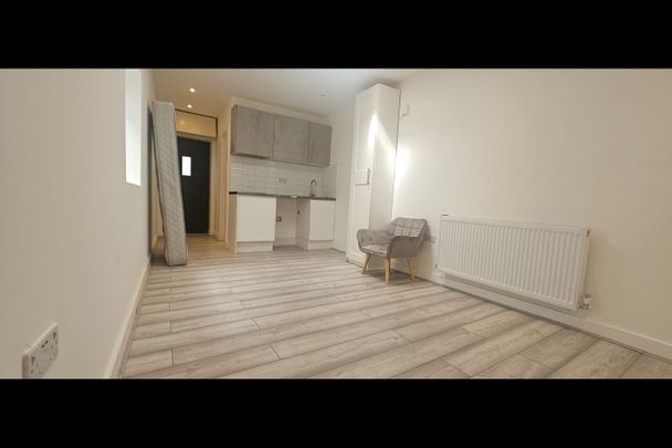 Studio Flat, Sinclair Grove, NW11 - Photo 1