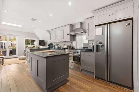A beautiful family house with private garden located on the desirable Melody Road. - Photo 3