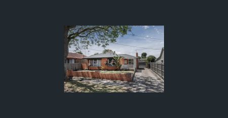 PERFECTLY POSITIONED FAMILY HOME!! - Photo 3