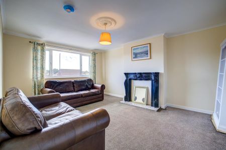 3 bedroom flat to rent - Photo 4