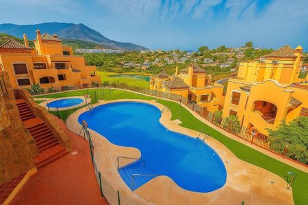 3 room luxury Flat for rent in Estepona, Andalusia - Photo 2