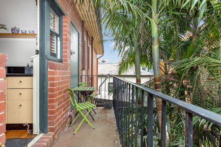 Sun Filled Deco On The Hill – Access from Gurner Street - Photo 5