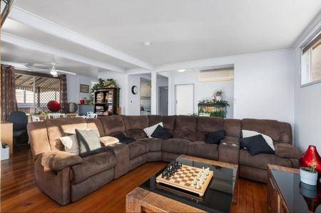 Large Family Home with a pool - Photo 3