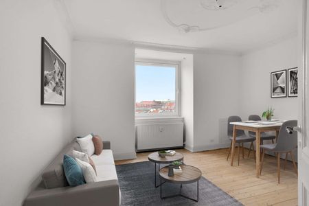 Lejlighed med stuklofter tæt på stadion og fjord - Photo 2