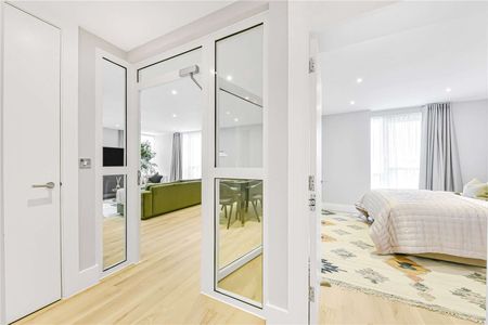 Stunning three bedroom apartment located moments away from Baker Street - Photo 3