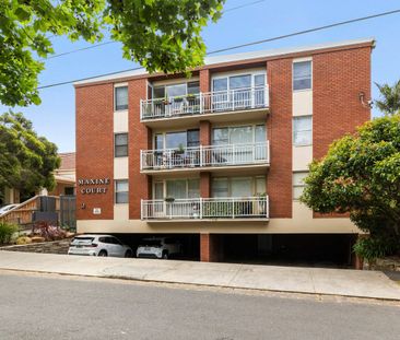 Spacious, Renovated & Rare – 2 Bathrooms in Prime Elwood - Photo 6