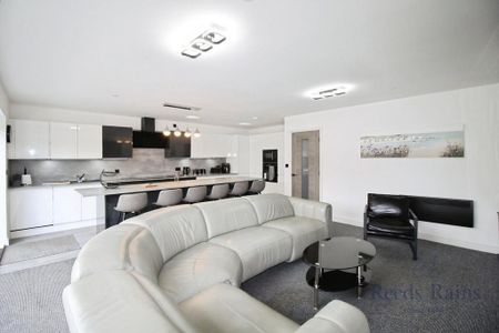 4 bedroom detached house to rent - Photo 5