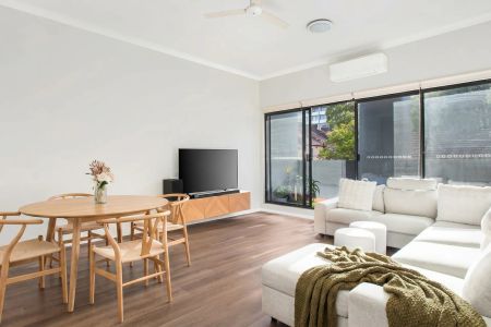 City Lifestyle Abode In Walk To Everything Location - Photo 5