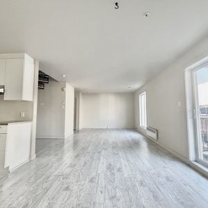 5 1/2 Sur 2 étages à St-Sauveur - Photo 2