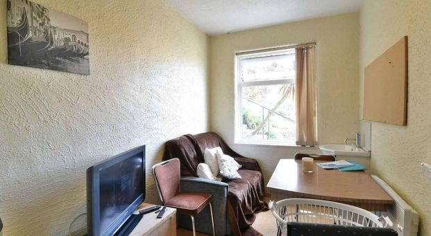 Central City Convenience – Walk to Uni - Photo 1