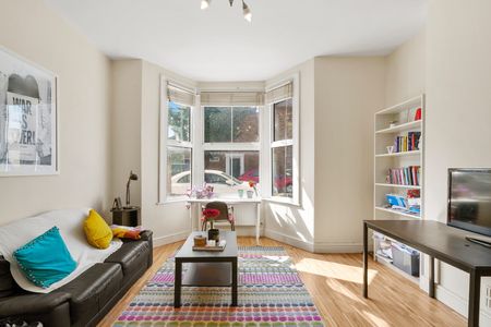 2 Bed Flat, Wendell Road, W12 - Photo 2