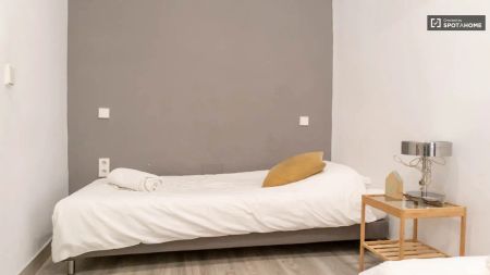 5-bedroom apartment for rent in Embajadores, professionals - Foto 4