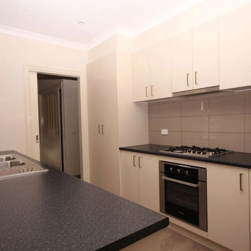 2/154 Matthews Road, - Photo 1
