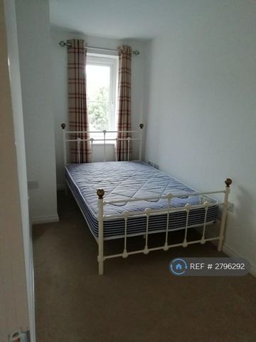 3 bedroom flat to rent - Photo 2