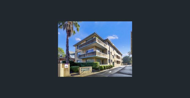 Quietly situated unit in the heart of Newtown - Photo 1