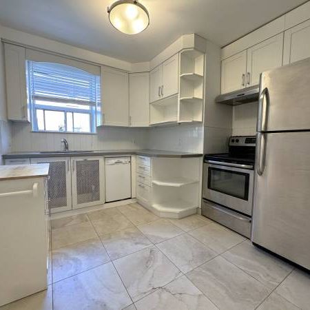 2696 LAKE SHORE BLVD. W. #2- 2BED/2BATH, LAUNDRY, STEPS TO TTC - Photo 1