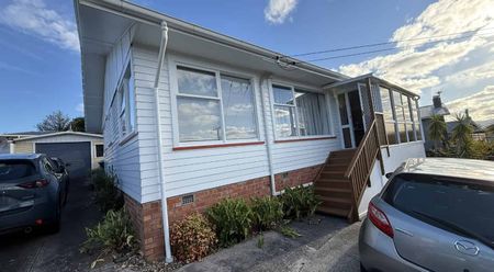 Charming Three-Bedroom House - Photo 4