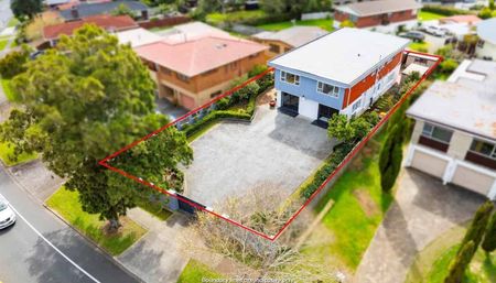 Five Bedrooms in Pakuranga Heights - Photo 4