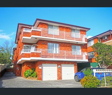 Charming 2 bedroom with Lock Up Garage - Photo 1