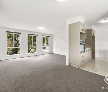 Freshly painted and carpeted - Family home in quiet location - Photo 4