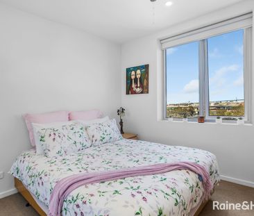 Brilliant Two Bedroom Apartment! - Photo 2