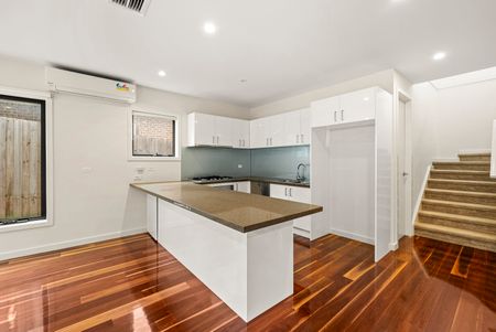 3/10 Strabane Avenue, Mont Albert North VIC 3129 - Townhouse For Rent | Domain - Photo 5