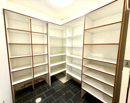 Modern 3 bedroom home with brand new kitchen! - Photo 3