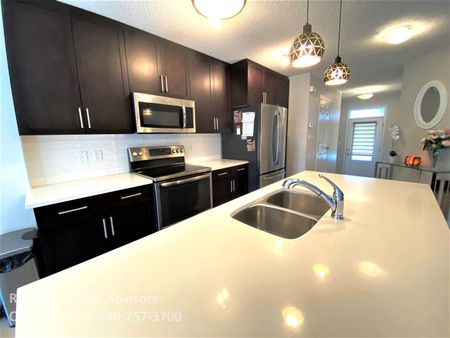 BEAUTIFUL 3 BED, 2.5 BATH, 2 STOREY DUPLEX, W/AN ATTACHED SNGL GARAGE IN THE COMMUNITY OF ORCHARDS - Photo 4