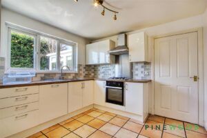 4 BEDROOM House - Detached - Photo 4