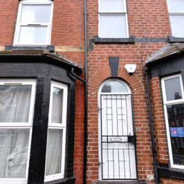 4 bedroom House in Hessle Place, Leeds - Photo 1