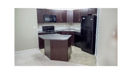 Bright 2 Bedroom Condo Overlooking Green Space In Silver Berry - Photo 3