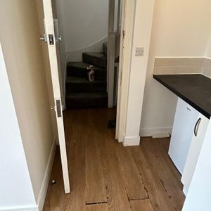 Studio Flat, North Circular Road, NW2 - Photo 3