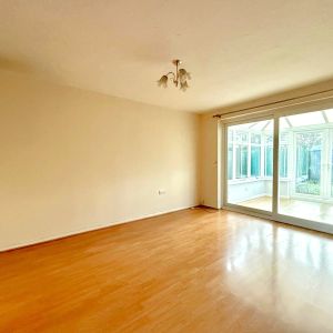 Statham Court, Berkshire Statham Court, Berkshire - Photo 2