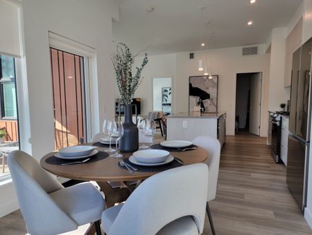 Large Luxury Main Floor 2 bedroom plus den Condo near Downtown – Pet Friendly! - Photo 3