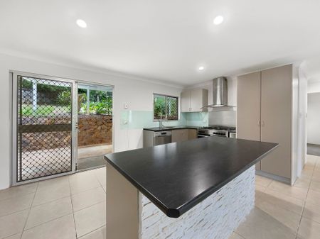 Charming Home in Palmwoods with Solar & Lawn Maintenance Included&excl; - Photo 4