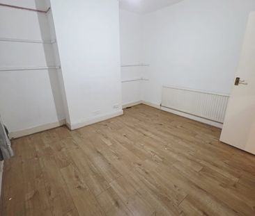 4 Bed Terraced House, Dersingham Avenue, E12 - Photo 4