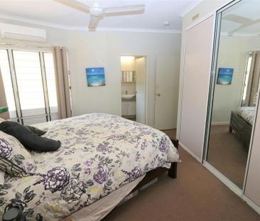 SPACIOUS FAMILY HOME - SOLAR Power - Fenced Yard, Formal lounge - Photo 3