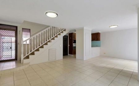 Modern Townhouse in Prime Southport Location - Convenience, Style, and Space! - Photo 4
