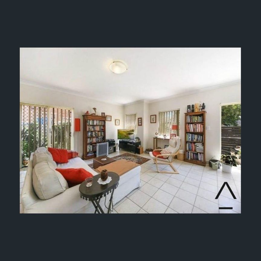 Stylish 2 Bedroom Apartment - Your Perfect Urban Retreat Awaits! - Photo 1